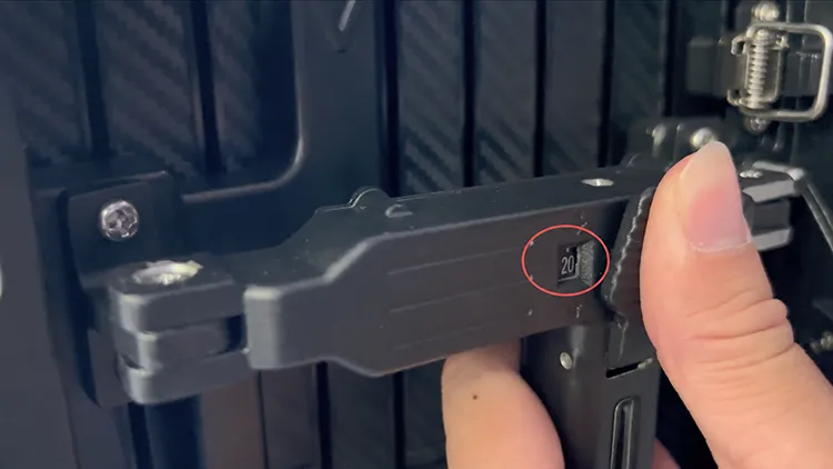 Pay close attention to the scale during adjustment to achieve the desired bending angle